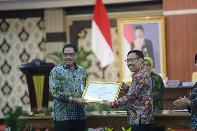 Pj Gubernur Jawa Tengah Komjen Pol (P) Nana Sudjana saat menerima penghargaan Indeks Maturitas Nilai Dasar, Kode Etik dan Perilaku (NKK) ASN dari Ketua KASN Agus Pramusinto di Gradhika Bhakti Praja, Selasa (26/09/2023). Foto: Dok. Istimewa