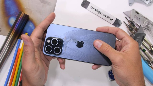 Bodi belakang iPhone 15 Pro Max retak ketika ditekuk. Foto: JerryRigEverything/YouTube