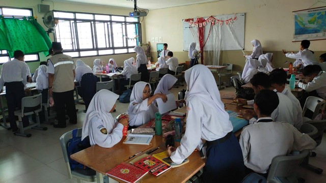 Kegiatan pembelajaran didalam kelas (dokumen pribadi)