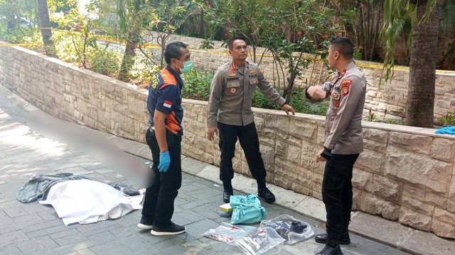 Seorang wanita inisial FD (44) ditemukan tewas bersimbah darah di lobby Laguna Central Park Mall, Tanjung Duren Selatan, Grogol Petamburan, Jakarta Barat, Selasa (26/9/2023).  Foto: Dok. Istimewa