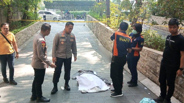 Seorang wanita inisial FD (44) ditemukan tewas bersimbah darah di lobby Laguna Central Park Mall, Tanjung Duren Selatan, Grogol Petamburan, Jakarta Barat, Selasa (26/9/2023).  Foto: Dok. Istimewa