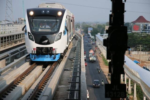LRT Palembang saat melintas menuju stasiun (Urban Id)