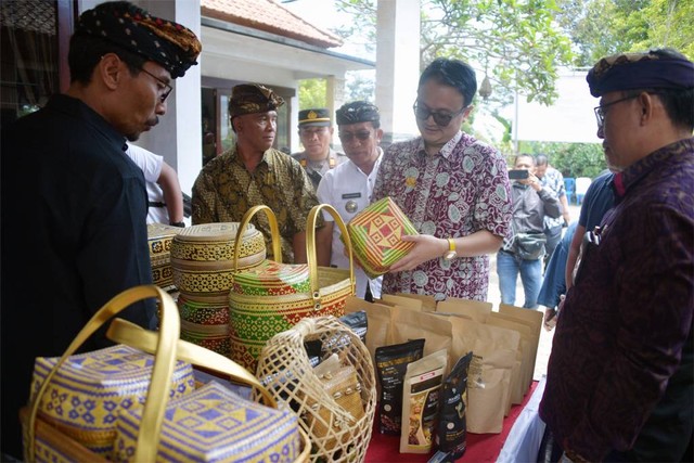Wamendag Jerry Sambuaga saat mengunjungi Pengerajin Bambu di Kejapa Coffee and Bamboo di Kecamatan Banjar, Kabupaten Buleleng, Bali pada Jumat (22/9). Foto: Kemendag RI