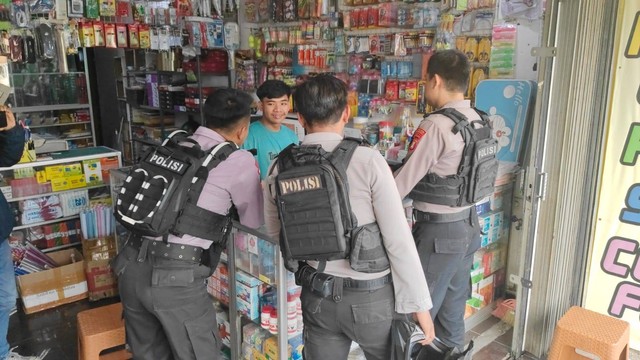 Tim Presisi Polres Metro Bekasi Kota mendatangi kios fotokopi. Dok: kumparan.
