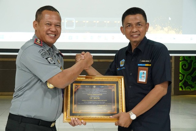 Penghargaan tersebut diberikan secara langsung oleh Kepala Kantor Pelayanan Perbendaharaan Negara Tipe A2 Cilacap Lukman Joyo Kartono dan diterima oleh Kalapas Bau Mardi Santoso di Aula KPPN Cilacap. Foto : Humas Lapas Batu
