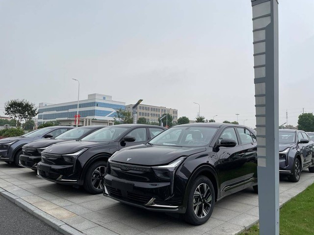 Aktivitas di salah satu pabrik mobil listrik di Tongxiang, China. Foto: Sena Pratama/kumparan