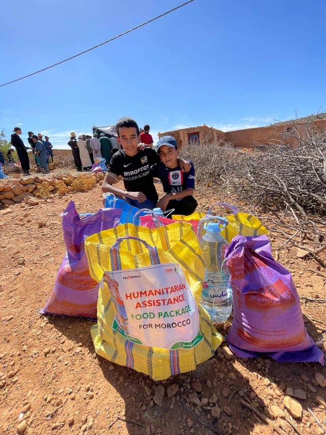 Dompet Dhuafa melalui Disaster Management Center (DMC) menyalurkan 100 bantuan paket pangan kepada penyintas gempa bumi Maroko pada Jumat (22/09/2023) di Desa Wa’riba, Distrik Essaouira, Kota Marrakesh.