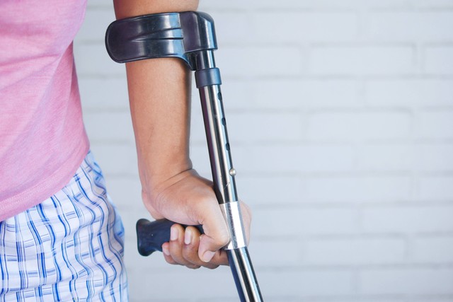 Cara Berjalan setelah Patah Tulang Kaki, Foto Hanya Ilustrasi: Unsplash/Towfiqu barbhuiya