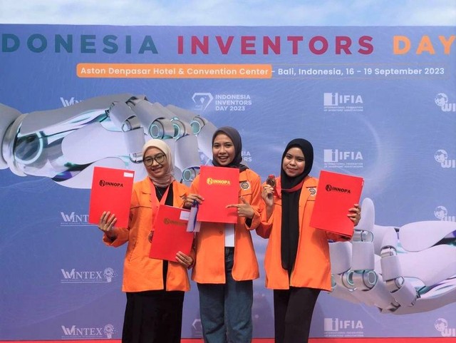 Kartika Ningtias, Sasmita Kurniawan, dan Khomzil Fitriani (dari kiri ke kanan) (Dok. Istimewa)