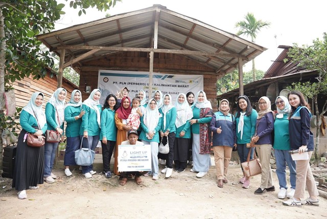 PIKK PLN UID Kalbar memberikanbantuan listrik gratis kepada warga kurang mampu. Foto: Dok. PLN Kalbar
