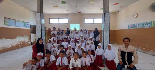 foto bersama dengan siswa SD Negeri Ngemboh