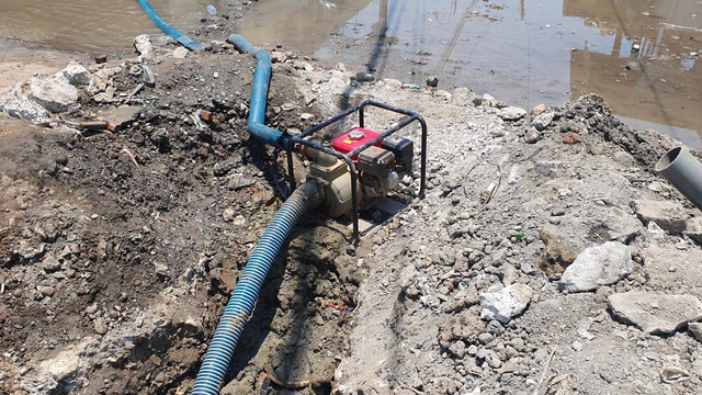 Warga mengambil air bersih dari proyek galian pipa PDAM di Kabupaten Bekasi. Foto: kumparan