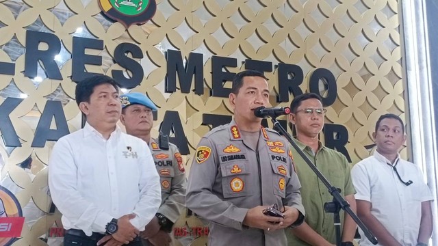 Polres Metro Jakarta Timur menyampaikan perkembangan penyelidikan terkait mayat anak pamen TNI yang ditemukan terbakar di Halim. Foto: Thomas Bosco/kumparan