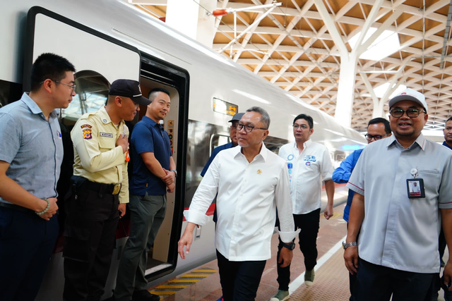 Mendag Zulkifli Hasan saat hendak melakukan kunjungan kerja ke Kota Bandung dengan Kereta Cepat Jakarta-Bandung (KCJB), Rabu (27/9). Foto: Dok. Istimewa
