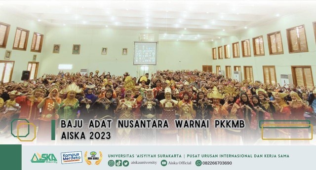 Berbagai baju adat Nusantara mewarnai gelaran PKKMB AISKA 2023. [Foto: Dokumentasi AISKA]