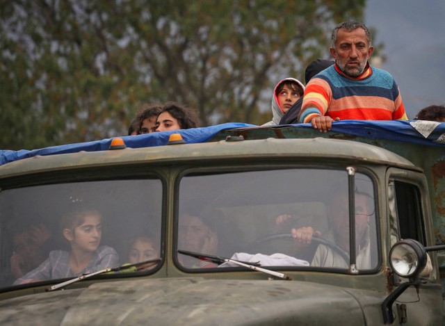 Etnis Armenia kabur dari Nagorno-Karabakh di kota Goris, Armenia pada Rabu (26/9/2023). Foto: Irakli Gedenidze/Reuters