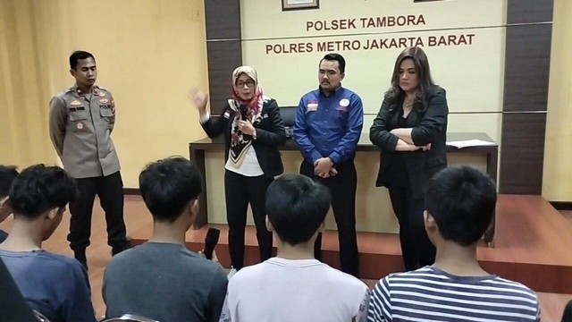 Kapolsek Tambora Kompol Putra Pratama bersama Pjs. Ketua Umum Komnas Anak, Lia Latifah, dan Ketua Komnas Perlindungan Anak DKI Jakarta, Cornelia Agatha, di Mapolsek Tambora. Foto: Dok. Istimewa