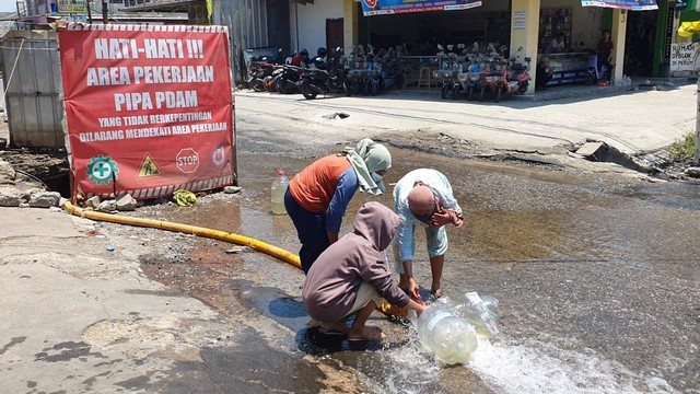 Warga Bekasi mengambil air menggunakan galon. Dok: kumparan.