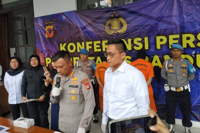 Pers rilis kasus sodomi di Polrestabes Bandung pada Rabu (27/9/2023).  Foto: Rachmadi Rasyad/kumparan