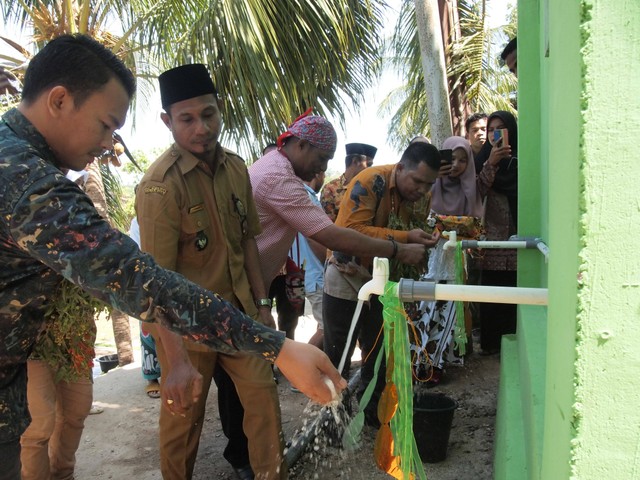 Hasil air bersih dari pembangunan Sumur Wakaf yang dilakukan oleh Dompet Dhuafa. Foto: Dok. Dompet Dhuafa