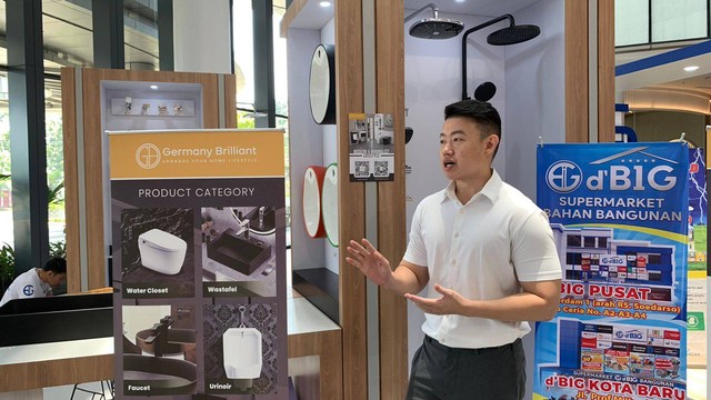 Direktur D'BIG Andrew Gunawan menjelaskan beberapa produk yang merea pamerkan. Foto: Dok. Istimewa
