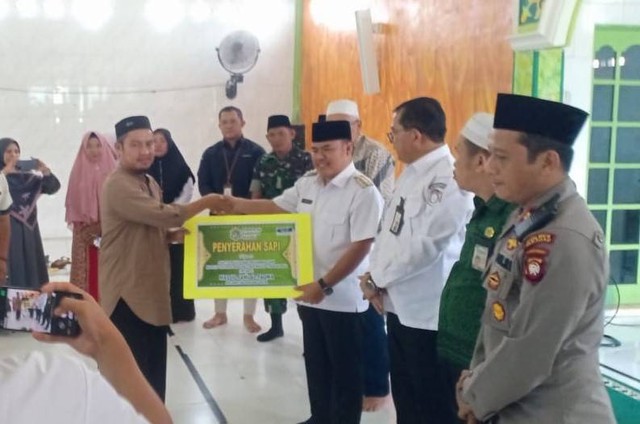Bupati Sekadau menyerahkan sapi untuk maulid. Foto: Dok. Istimewa