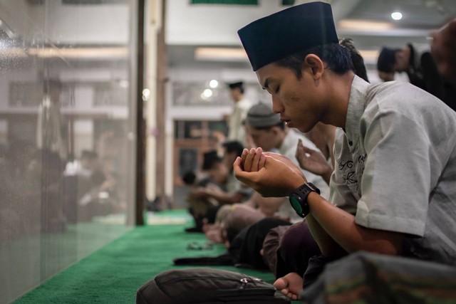 Contoh Cara Bersyukur, Sumber: Unsplash/Masjid Pogung Dalangan