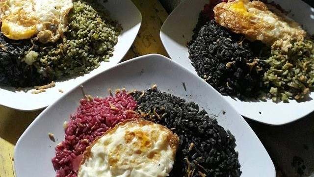 Nasi Goreng Pelangi Thole Kitchen salah satu tenant di Pesta Nasgor kumparan. Foto: IG/@tholekitchen