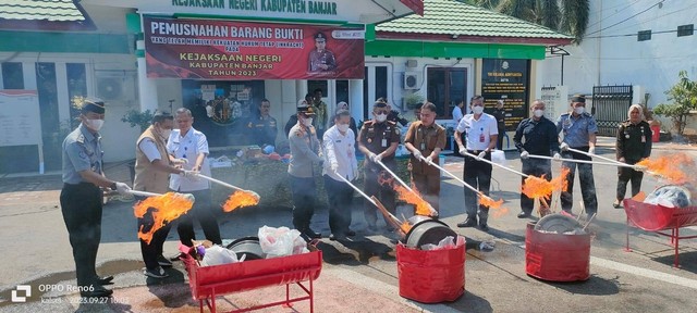 Pemusnahan barang bukti bersama Kejari Banjar