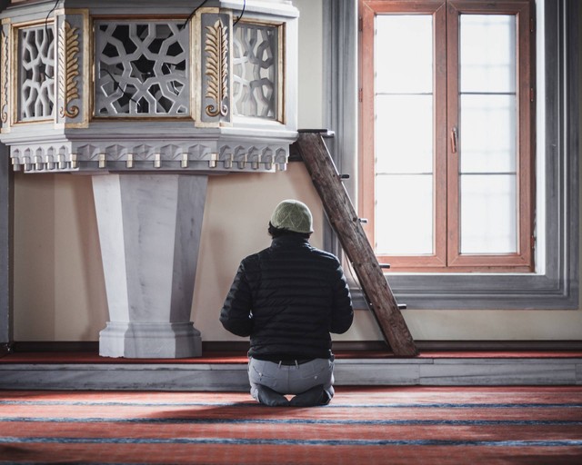Ilustrasi Bagaimana Upaya Seseorang Melaksanakan Shalat dengan Keadaan Khusyuk sehingga Ketika Shalat di Pikirannya Hanyalah Mengingat Allah, Sumber: Unsplash/Imad Alassiry