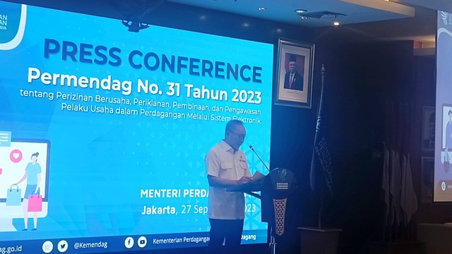 Mendag Zulkifli Hasan sosialisasi Permendag 31/2023 soal larangan TikTok Shop bertransaksi, Kantor Kemendag Jakarta, Rabu (27/9/2023). Foto: Akbar Maulana/kumparan