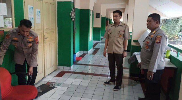 Kapolsek Mampang Kompol David Y. Kanitero datangk SDN 06/08 yang berada di kawasan Tegal Parang, Mampang Prapatan pada Rabu (27/9/2023). Foto: Dok. Istimewa