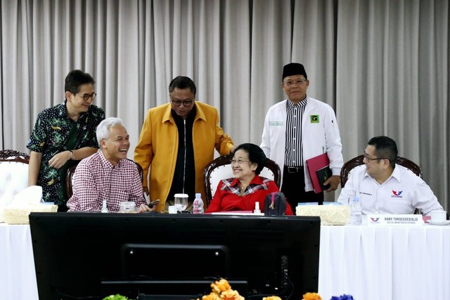 Bacapres Ganjar Pranowo bersama ketum parpol koalisi pendukungnya saat rapat TPN GP, Rabu (27/9/2023).  Foto: PDIP