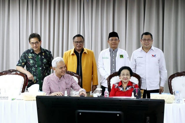 Bacapres Ganjar Pranowo bersama ketum parpol koalisi pendukungnya saat rapat TPN GP, Rabu (27/9/2023). Foto: PDIP