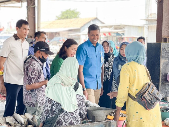 Direktur Utama BPJS Ketenagakerjaan Anggoro Eko Cahyo bersama Kepala Dinas Tenaga Kerja dan Perindustrian (Disnakerin) Kota Tegal R Heru Setyawan menyambangi Pelabuhan Perikanan Pantai (PPP) Tegalsari.  Foto: BPJS Ketenagakerjaan