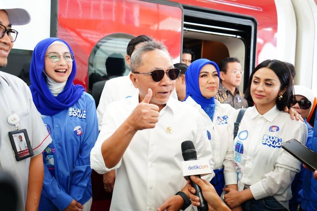 Mendag Zulkifli Hasan bersama beberapa artis kader PAN saat bertolak ke Bandung dengan Kereta Cepat Jakarta-Bandung (KCJB), Rabu (27/9). Foto: Dok. Istimewa
