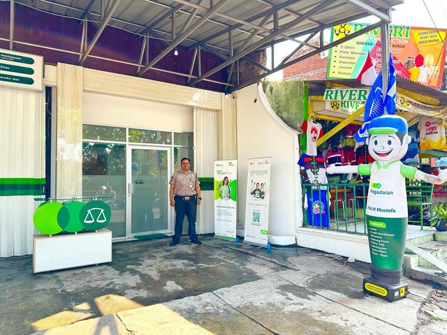 PT Pegadaian Kanwil X Jabar membuka layanan point of sales (PoS) pegadaian di Jalan PHH Mustofa, Kota Bandung. Terdapat layanan nasabah yang hendak bertransaksi produk pegadaian seperti pembiayaan pembelian kendaraan bermotor, pendaftaran haji, hingga cicil dan tabung emas. Foto: Istimewa