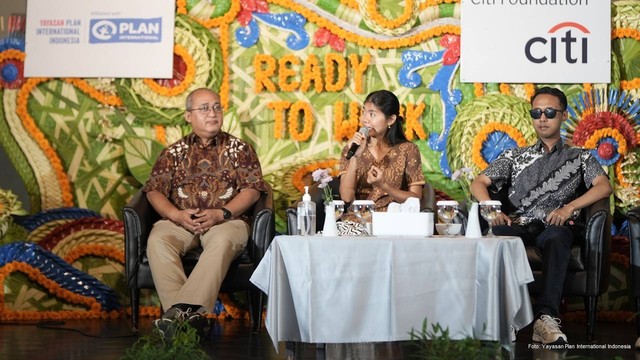 Sintya, pemilik usaha 'Rasa Bali' menjelaskan mengenai usahanya pada talkshow penutupan Ready to Work di Bali, Rabu (7/3). Foto: Yayasan Plan International Indonesia.