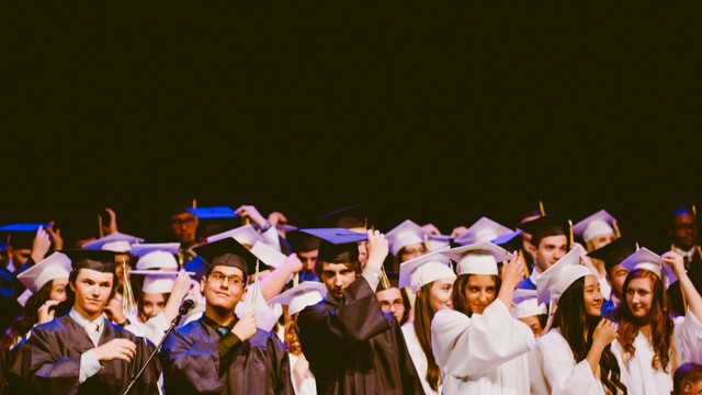 Ilustrasi Ucapan Hari Sarjana Indonesia. Unsplash/Caleb Woods.