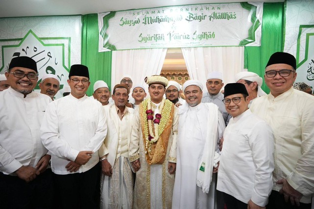 Pasangan bacapres dan bacawapres Anies Baswedan-Muhaimin Iskandar (Gus Imin) menghadiri pernikahan anak Habib Rizieq Sihab, Syarifah Fairuz Syihab dan Sayyid Muhammad Bagie Alathas, Rabu malam (27/9/2023).  Foto: Dok. Istimewa