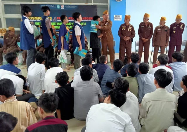 Para siswa SMP Muhammadiyah 5 Surabaya rayakan Maulid Nabi Muhammad SAW dengan berbagi bersama para veteran perang. Foto-foto: Masruroh/Basra