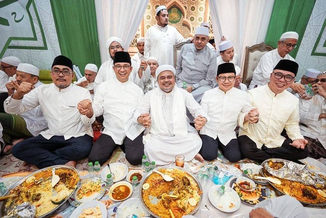 Anies menjadi saksi pernikahan Syarifah Fairuz Shihab & Sayyid Muhammad Alattas di rumah Habib Rizieq Shihab, ayah pengantin perempuan. Foto: Instagram/@aniesbaswedan