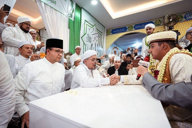 Anies menjadi saksi pernikahan Syarifah Fairuz Shihab & Sayyid Muhammad Alattas di rumah Habib Rizieq Shihab, ayah pengantin perempuan. Foto: Instagram/@aniesbaswedan