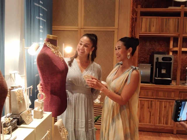 Happy Salma bersama Sri Luce Rusna sebagai pendiri Tulola saat menunjukkan koleksi perhiasan mereka di Sanur, Bali - KAD