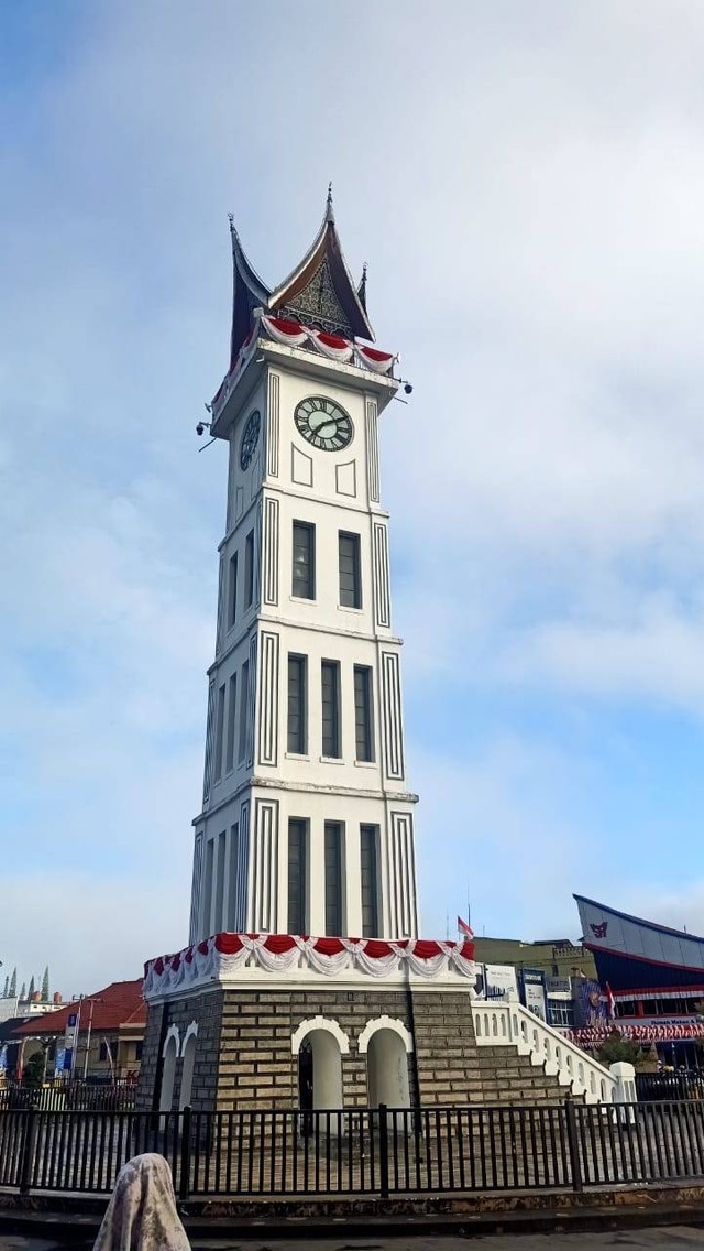 Ilustrasi jam gadang, ikon Minangkabau, Sumatera Barat. Sumber: Dokumen pribadi