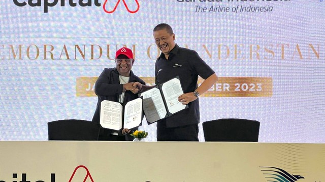 Penandatanganan Memorandum of Understanding (MoU) di Jakarta, bersama dengan President & CEO Garuda Indonesia, Irfan Setiaputra, CEO Capital A, Tony Fernandes, Rabu (27/9/2023). Foto: Garuda Indonesia