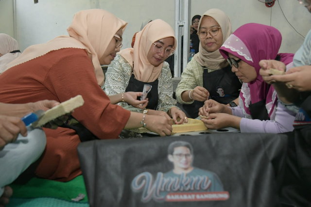 Masyarakat di Matraman, Jakarta Timur saat mengikuti pelatihan hidroponik dari Raditya Putra Pratama, Pemuda Perindo bersama Yayasan Pulo Kambing dan UMKM Sahabat Sandi, Selasa (26/9/2023). Foto: Dok. Istimewa