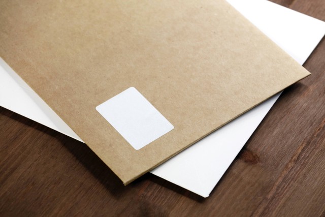 Ilustrasi Cara Mengirim Surat lewat Kantor Pos. Sumber: Unsplash/Mediamodifier.