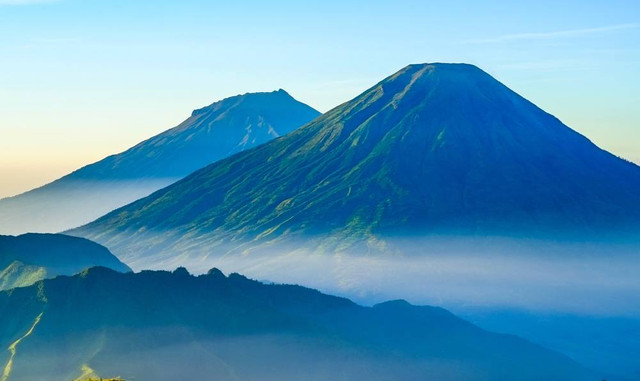 Pemandangan indahnya Gunung Prau. Foto: toni cahyo seeko yudianto/Shutterstock