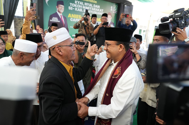 Bacapres Anies Baswedan saat disambut Pesantren Darussalam Blokagung, KH A. Hisyam Syafaat, Kamis (28/9). Foto: Dok. Istimewa